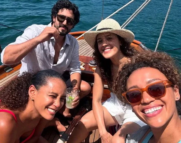 Maeve Jinkings (de chapéu) com Renato Góes, Taís Araújo e Lorena Lima durante as gravações de 'Vale tudo' por Reprodução/Instagram
