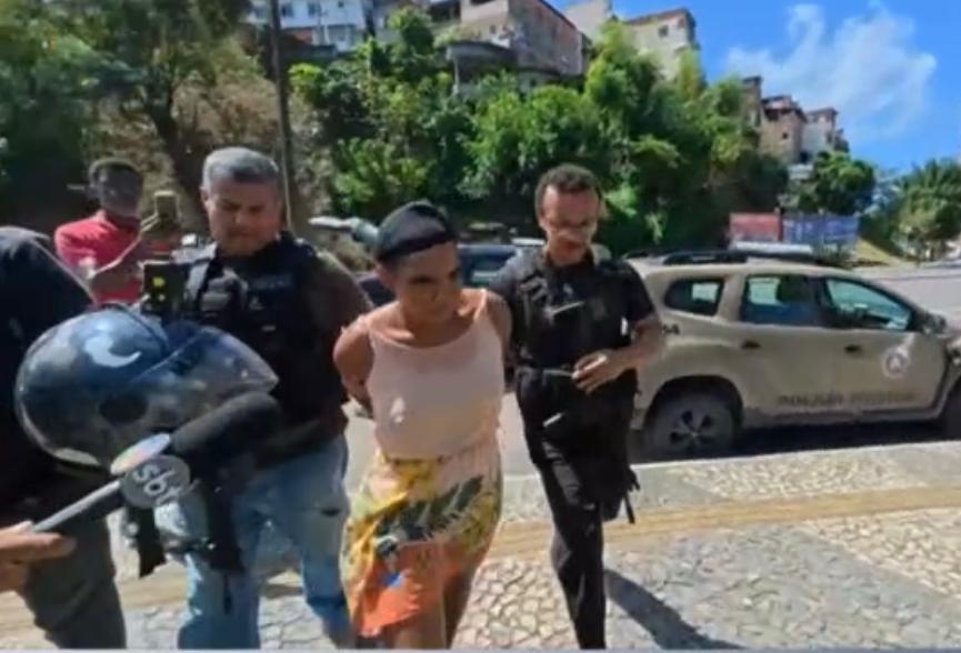 Mulher também foi presa durante operação  por Reprodução / TV Bahia