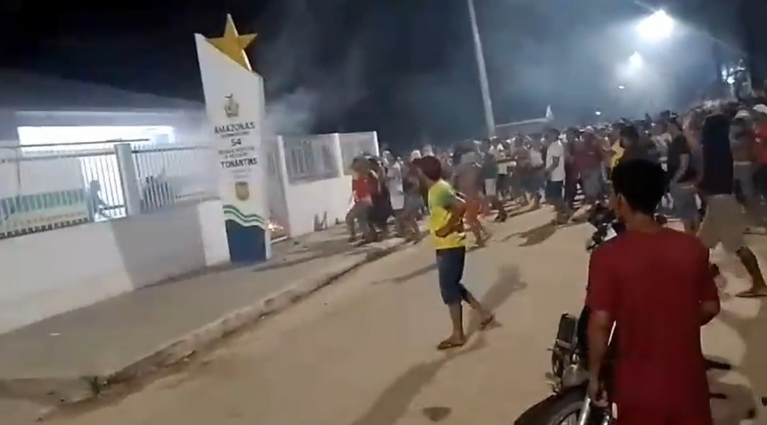 Multidão cercou e invadiu delegacia para matar preso por Reprodução