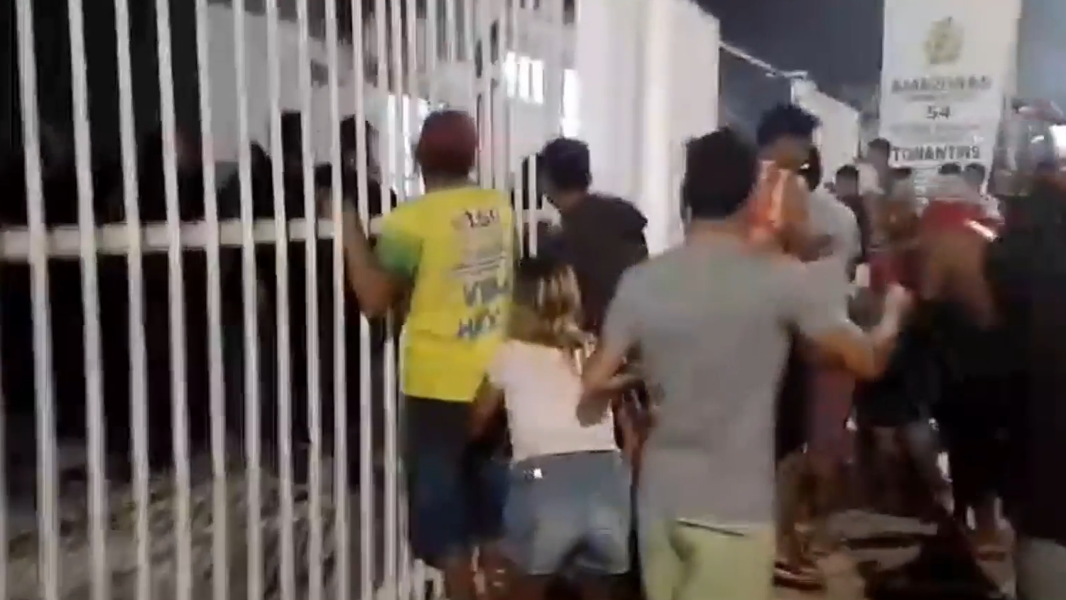 Multidão cercou e invadiu delegacia para matar preso por Reprodução