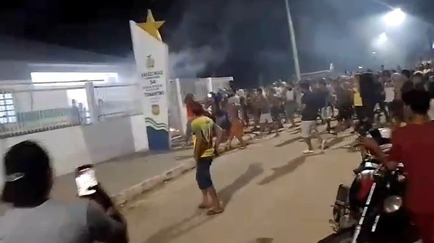 Multidão cercou e invadiu delegacia para matar preso por Reprodução