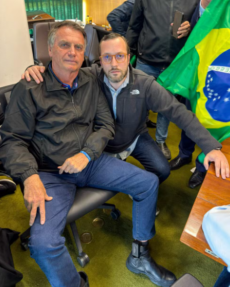 O ex-presidente Jair Bolsonaro posou ao lado do deputado Filipe Barros com a tornozeleira eletrônica exposta durante sua ida à Câmara de Deputados, no último dia 21 por Reprodução