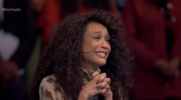 Taís Araujo se emocionou com a homenagem no Domingão 