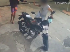 Imagem - Homem tem moto roubada em assalto na frente de farmácia em Salvador; veja vídeo