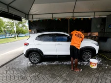 Imagem - Trabalhadores de lava jato relatam prejuízo de 50% na diária por falta de água: 'Não conseguimos fazer dinheiro'