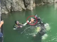 Imagem - Mergulhador é resgatado após cinco dias preso em caverna submersa