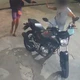 Imagem - Homem tem moto roubada em assalto na frente de farmácia em Salvador; veja vídeo
