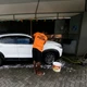 Imagem - Trabalhadores de lava jato relatam prejuízo de 50% na diária por falta de água: 'Não conseguimos fazer dinheiro'