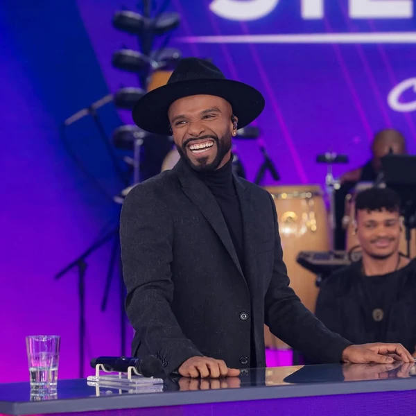 Alexandre Pires no "Programa Silvio Santos" por Gabriel Cardoso/SBT