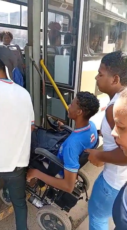 Aluno cadeirante é auxiliado por colegas para acessar ônibus; elevador está quebrado por Reprodução