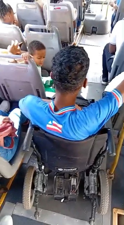 Aluno cadeirante precisou pegar ônibus escolar sem estrutura adequada por Reprodução