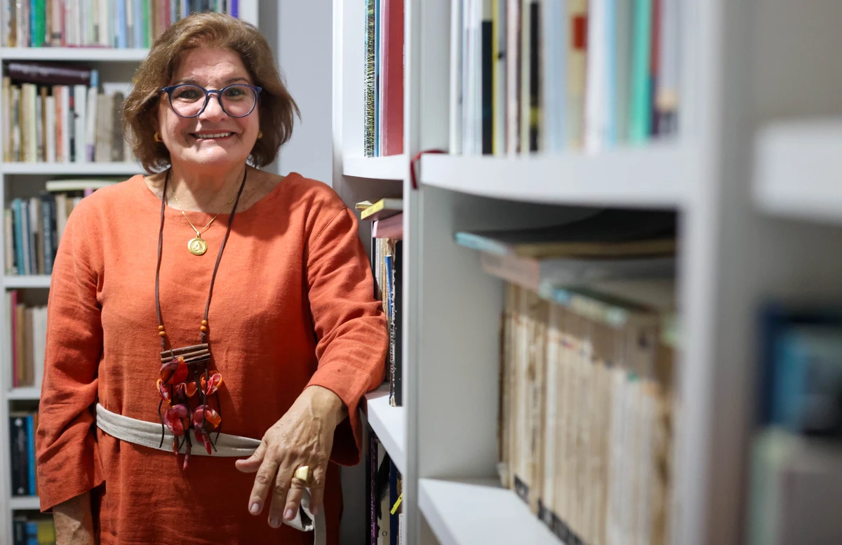 Antonia Herrera, na biblioteca de casa