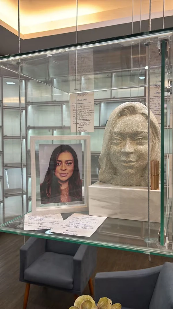Busto de Preta Gil exposto em crematório por Divulgação