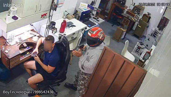 Câmeras de segurança mostram filho do dono da loja sendo rendido