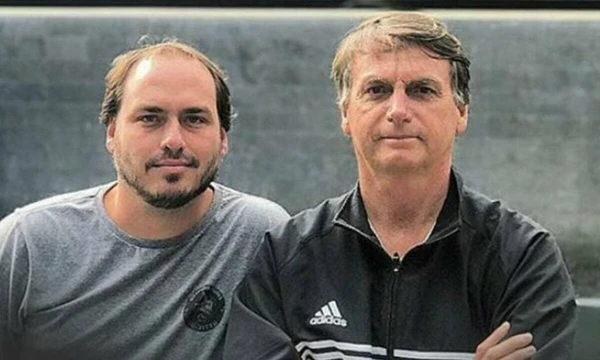 Carlos e Jair Bolsonaro por Reprodução