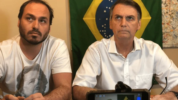 Carlos e Jair Bolsonaro por Reprodução