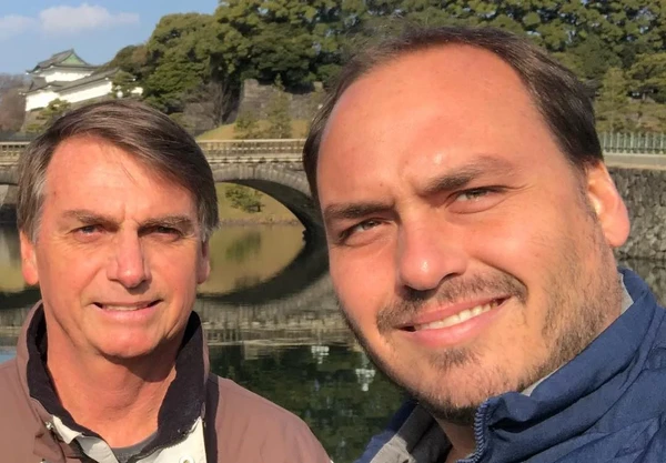 Carlos e Jair Bolsonaro por Reprodução