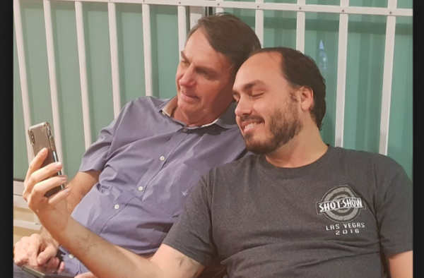 Carlos e Jair Bolsonaro por Reprodução