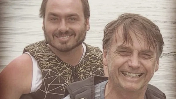 Carlos e Jair Bolsonaro por Reprodução