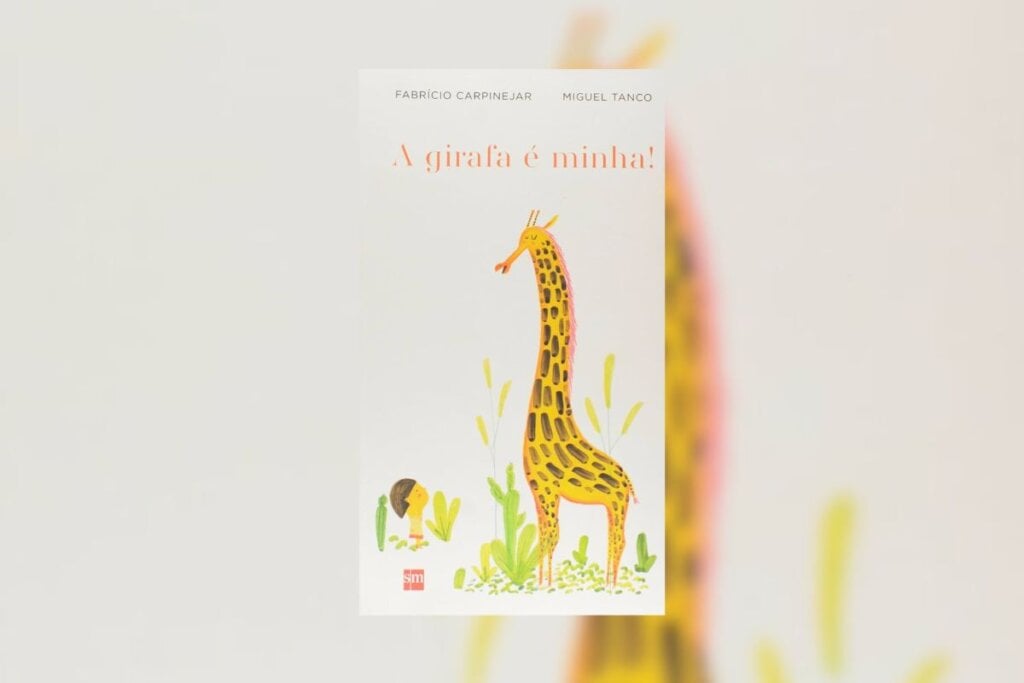 Em “A girafa é minha”, pai e filha compartilham momentos únicos ao redor da girafa Theo (Imagem: Reprodução digital | Edições Sm)