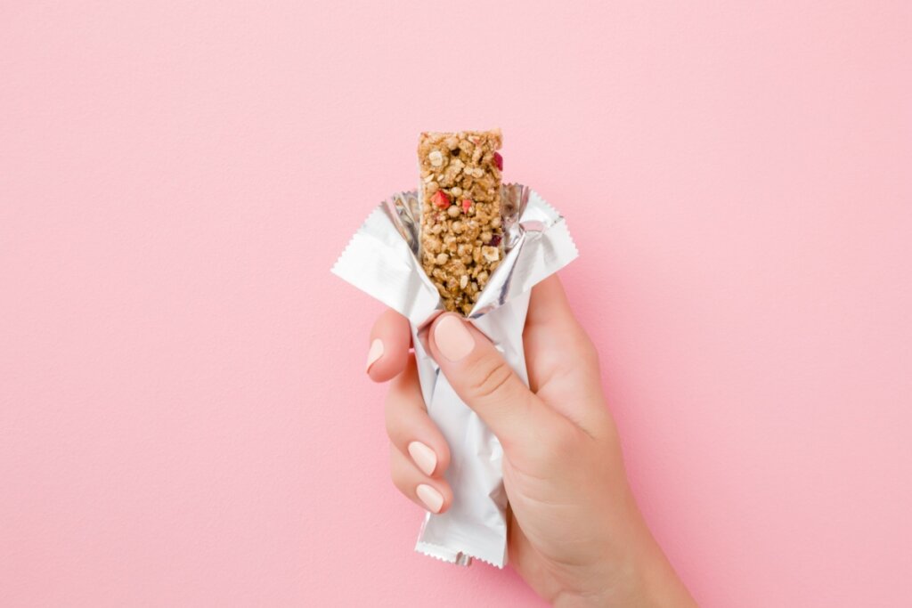 Sempre verifique na embalagem a quantidade de calorias da barrinha (Imagem: FotoDuets | Shutterstock)