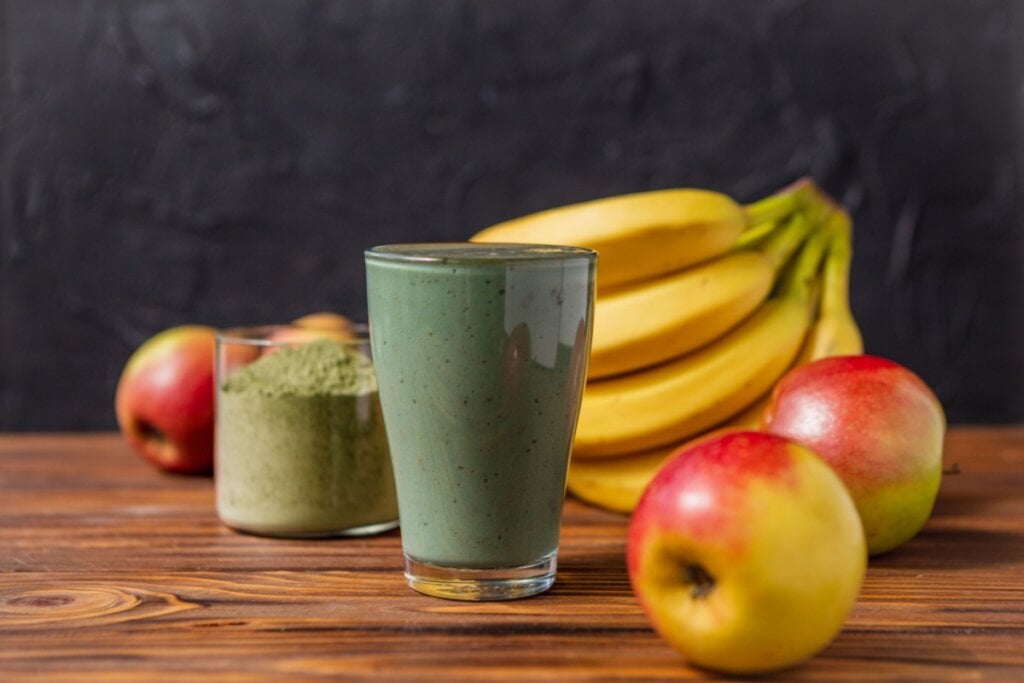 Vitamina de matcha com banana e maçã  por Imagem: Halinskyi Max | Shutterstock