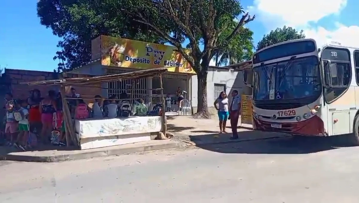 Estudantes esperam em ponto de ônibus cheio em Camaçari por Reprodução