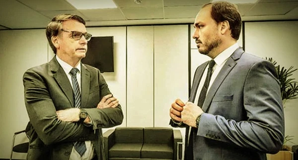 Jair e Carlos Bolsonaro por Reprodução