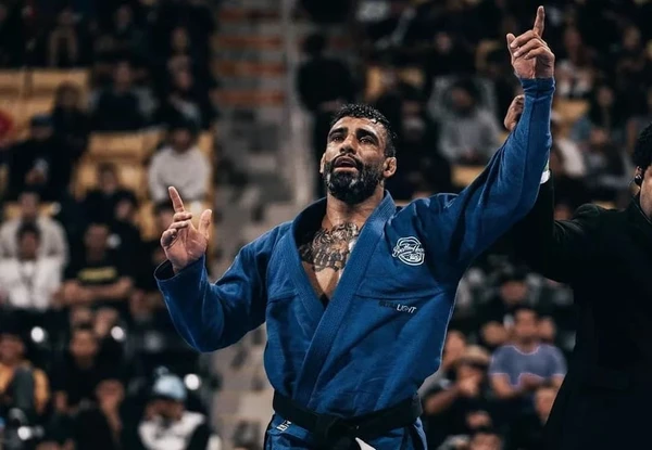 Lutador de jiu-jitsu Leandro Lo
