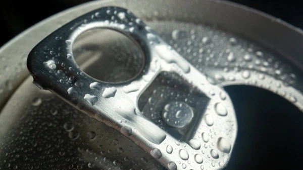 Mais do que o detalhe da aba, as latas chamam atenção por sua estrutura leve e resistente