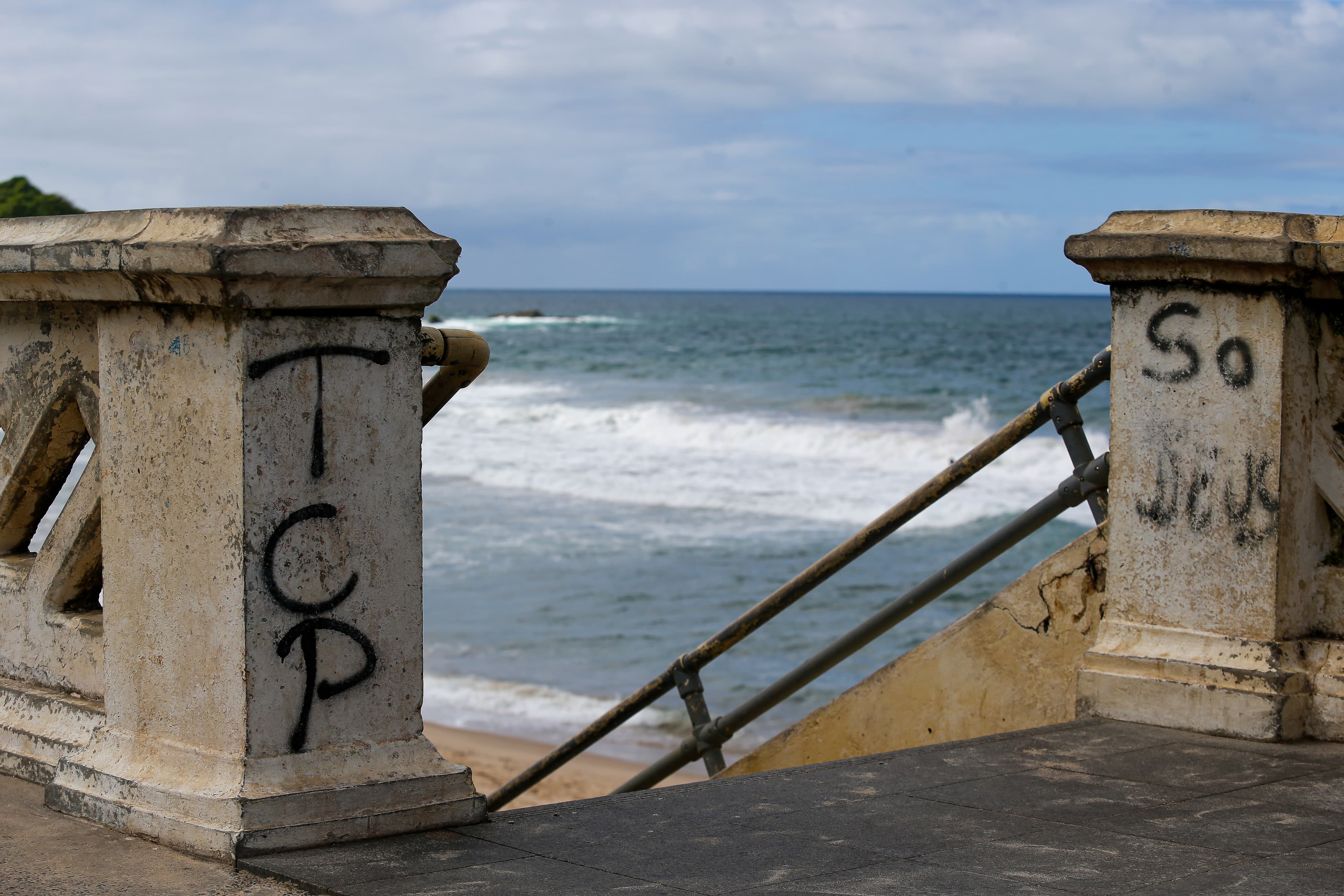 Marcas do TCP estão em balaustradas na Barra por Arisson Marinho/CORREIO