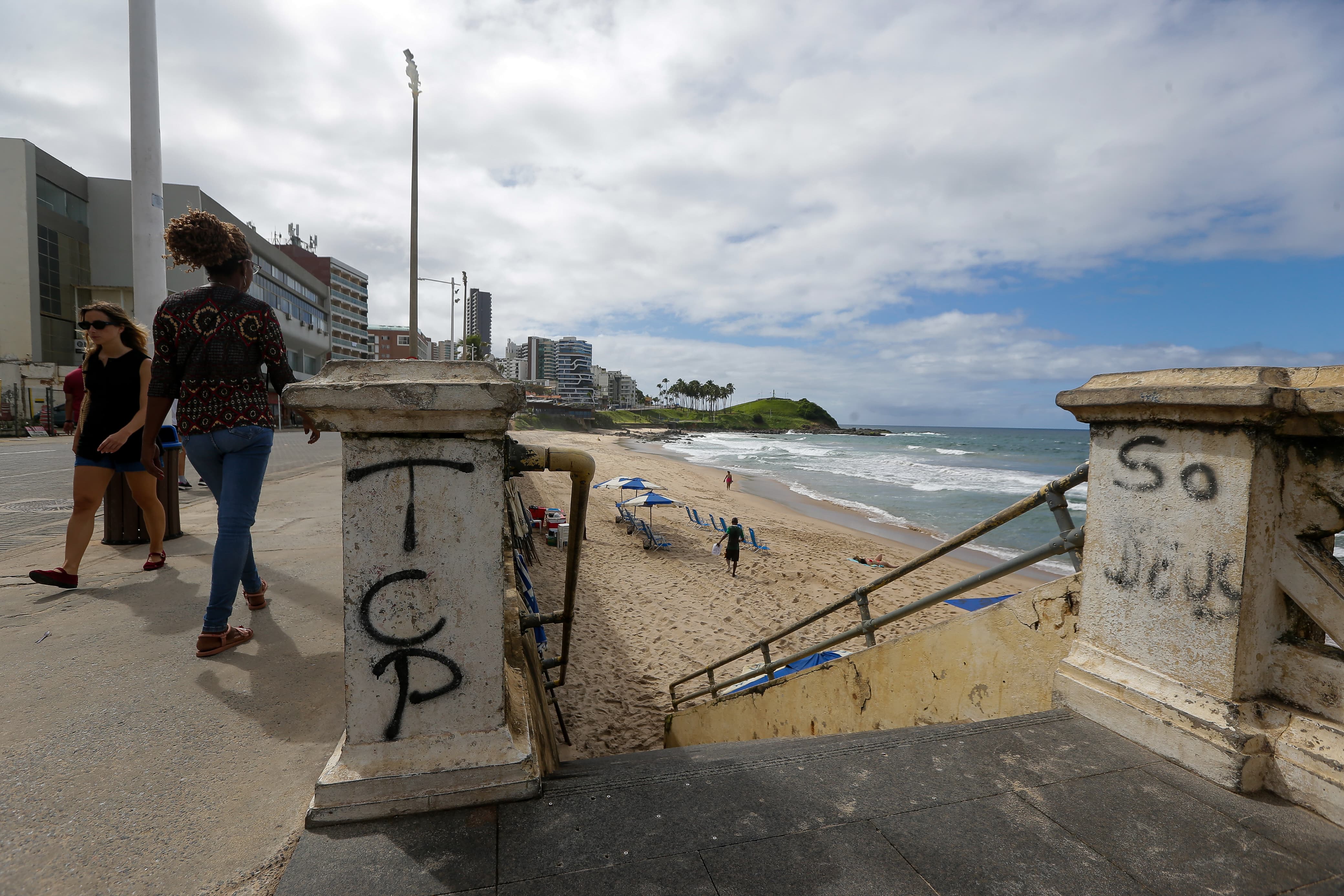 Marcas do TCP estão em balaustradas na Barra por Arisson Marinho/CORREIO