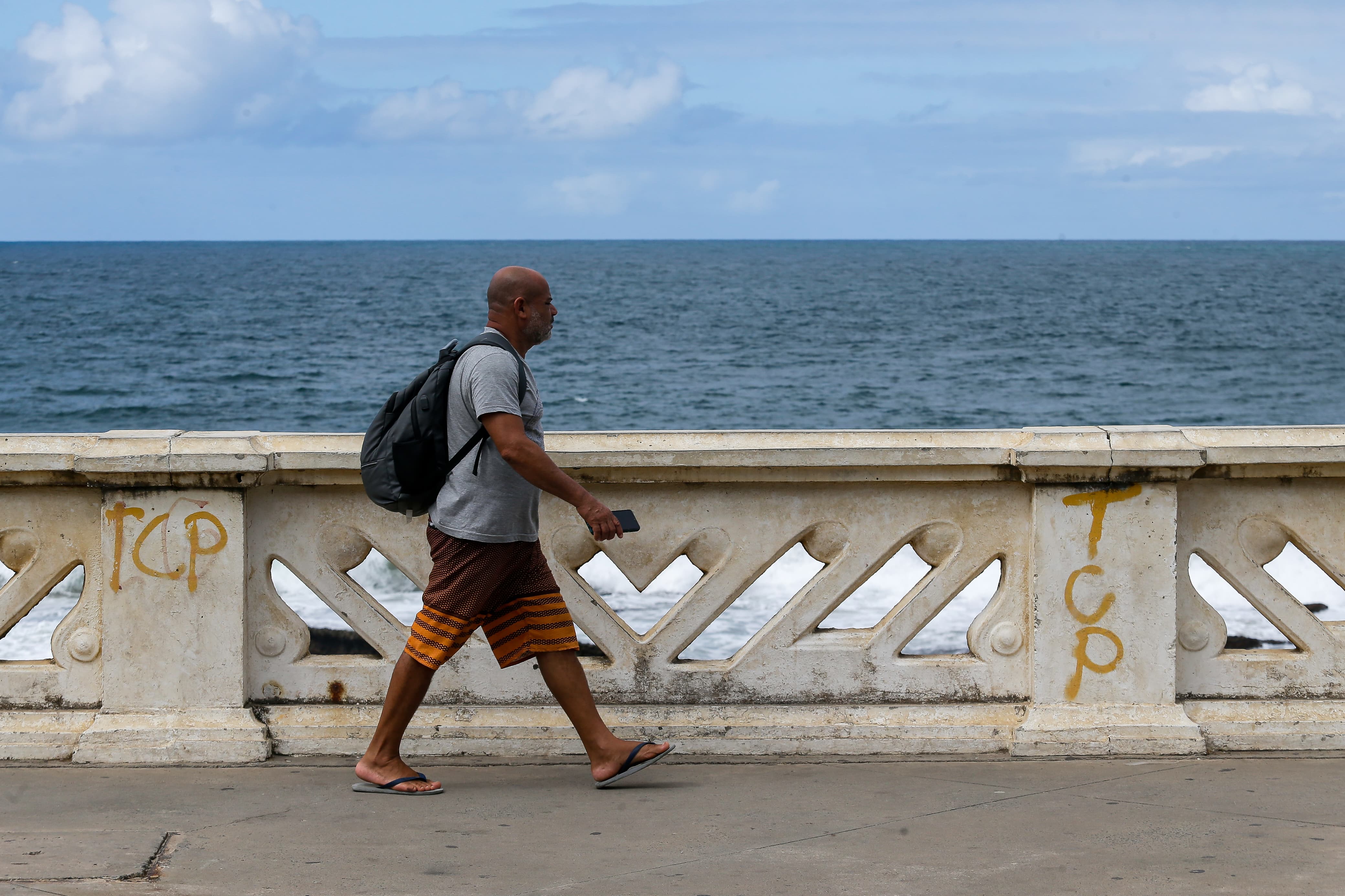 Marcas do TCP estão em balaustradas na Barra por Arisson Marinho/CORREIO