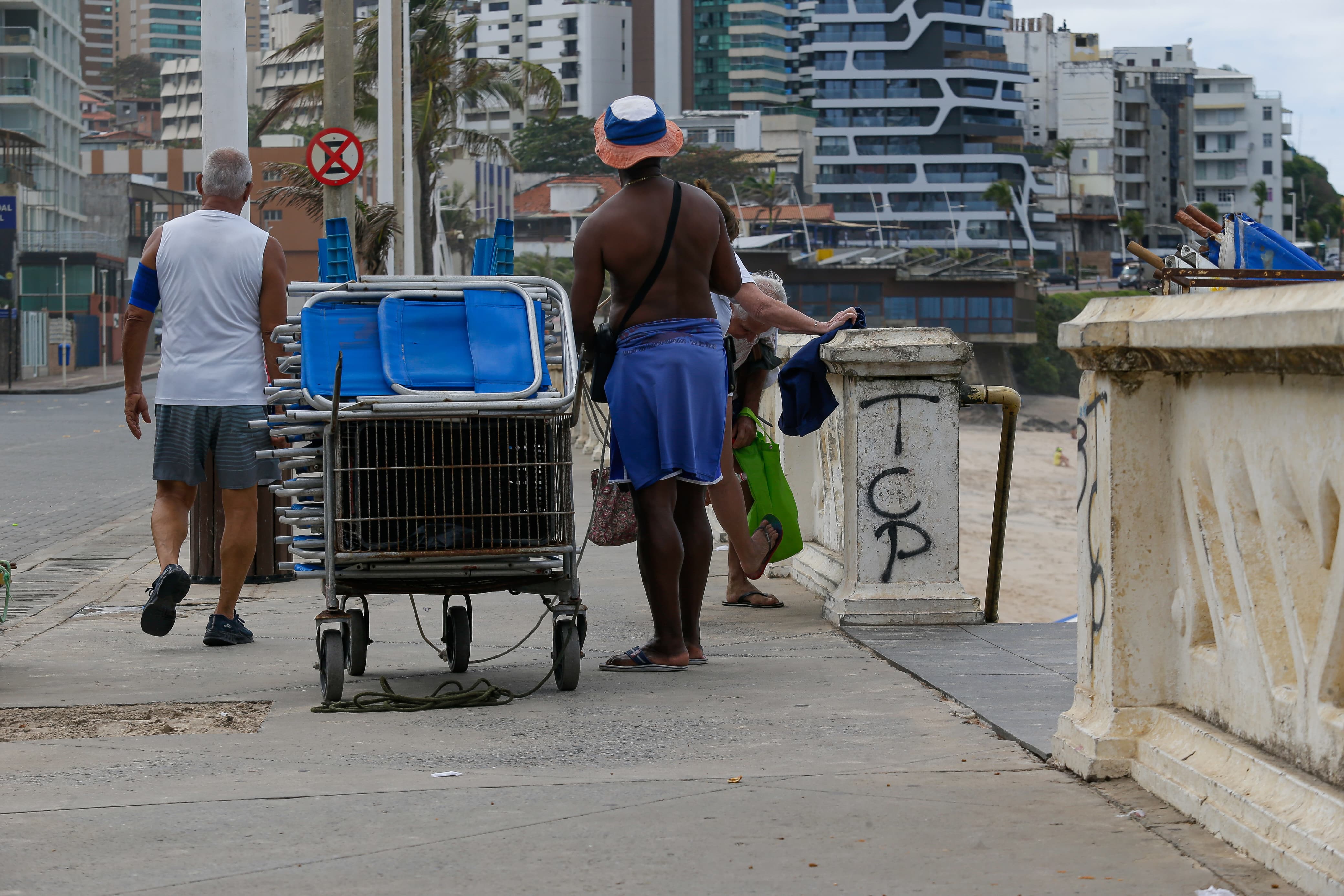 Marcas do TCP estão em balaustradas na Barra por Arisson Marinho/CORREIO