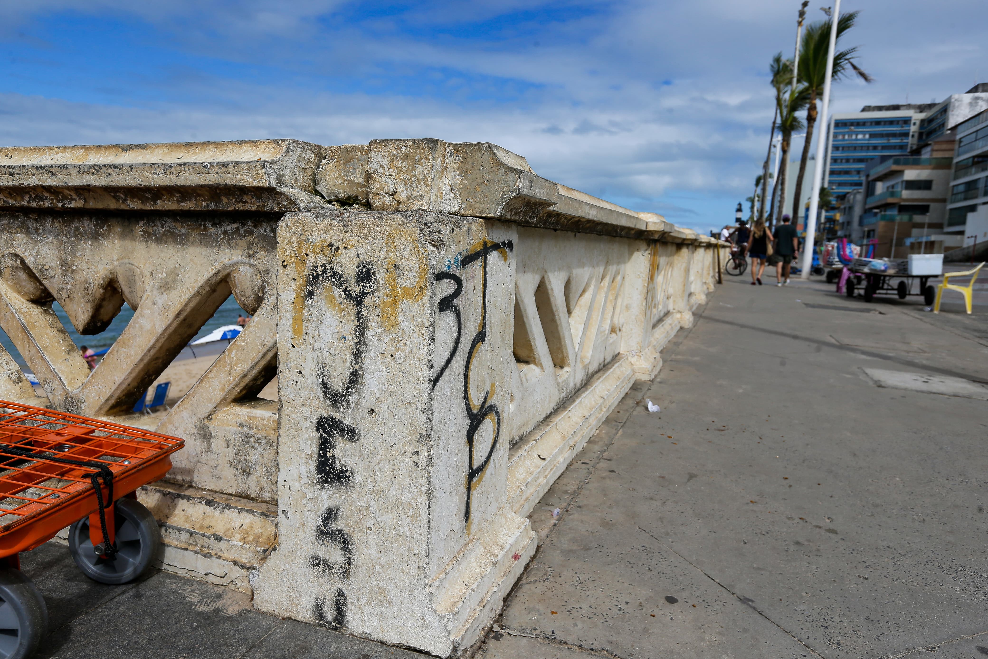 Marcas do TCP estão em balaustradas na Barra por Arisson Marinho/CORREIO