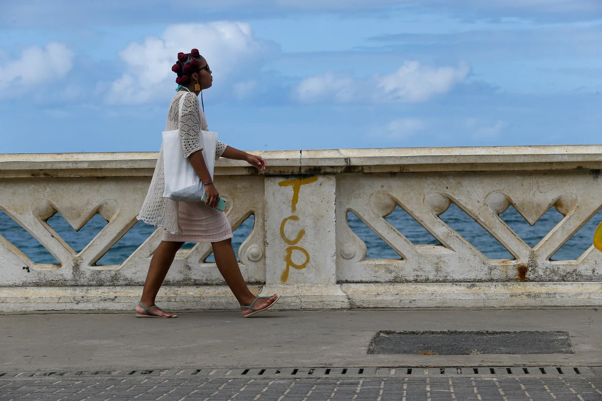 Marcas do TCP estão em balaustradas na Barra por Arisson Marinho/CORREIO