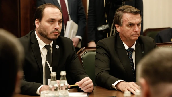 O vereador Carlos Bolsonaro e o ex-presidente Jair Bolsonaro por Alan Santos/Presidência da República