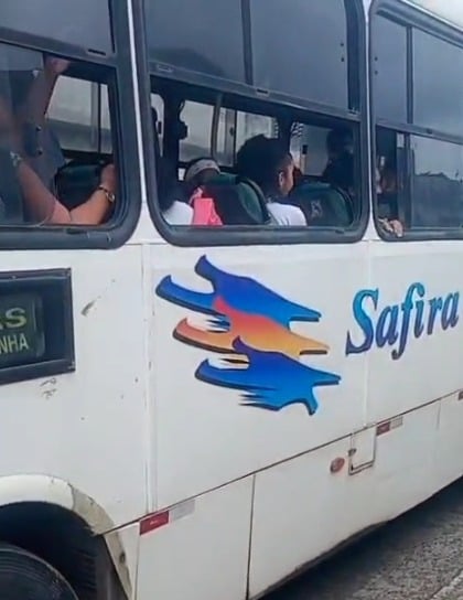 Ônibus escolar sem janela em Camaçari por Reprodução