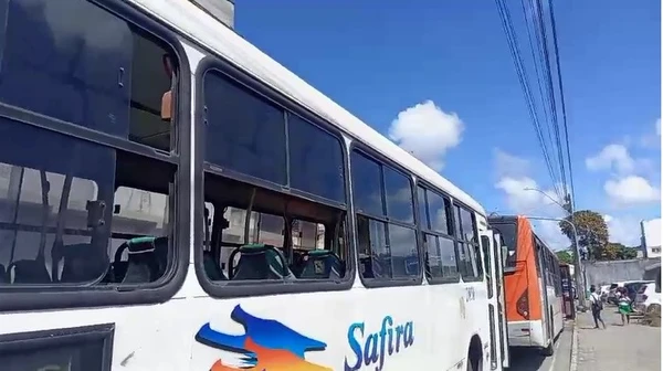 Ônibus sem janela em Camaçari por Reprodução