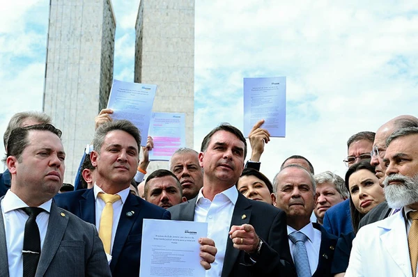 Parlamentares de oposição durante entrevista coletiva na frente do Congresso Nacional