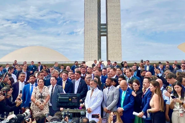 Parlamentares protestaram em frente ao Congresso Nacional