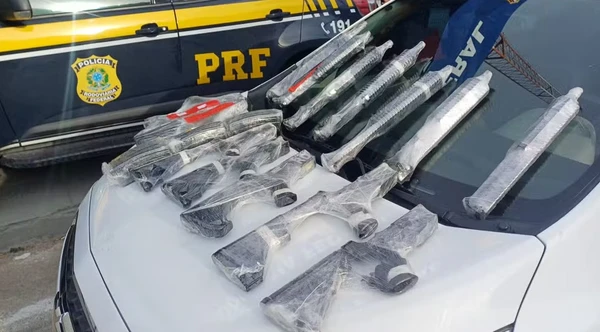 PRF apreende sete fuzis e 12 carregadores que seriam entregues a facção na Bahia