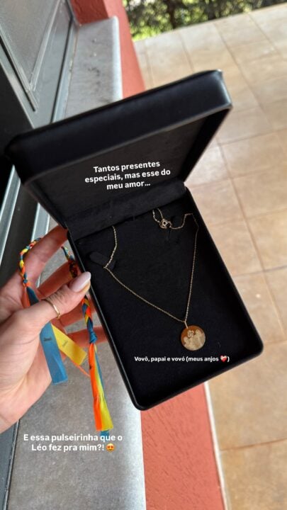 Pulseira colorida dada por Léo por Reprodução