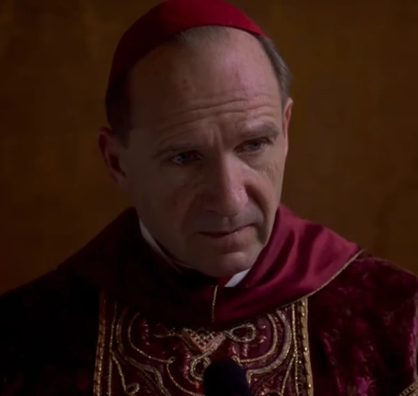 Ralph Fiennes por Reprodução | TikTok