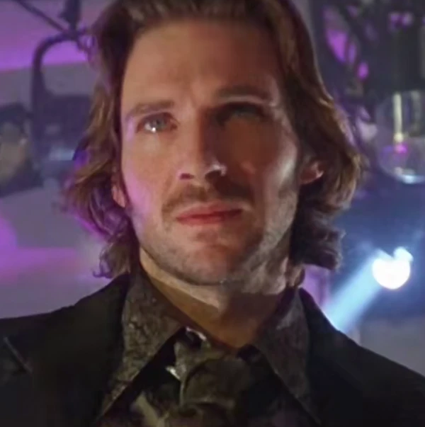 Ralph Fiennes por Reprodução | TikTok
