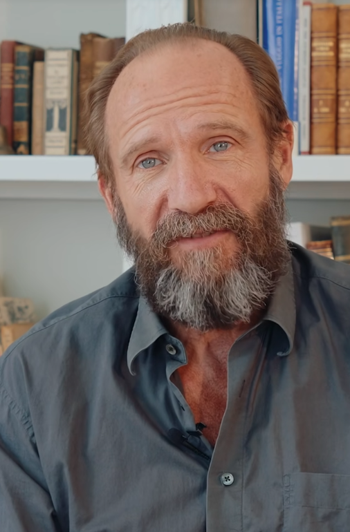 Ralph Fiennes por Reprodução | TikTok