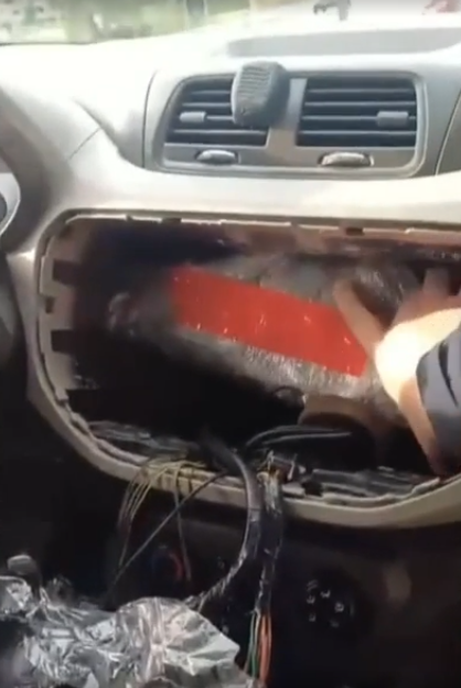 As armas estavam escondidas em um compartimento secreto no painel do carro por Reprodução