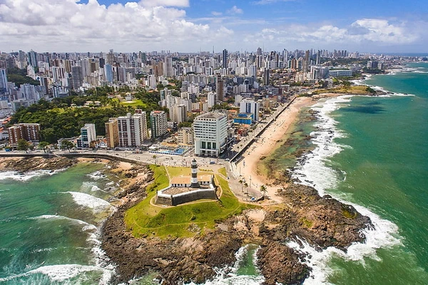 Vista aérea de Salvador, a partir da Barra