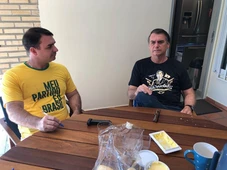 Imagem - Flávio convoca vigília na frente do condomínio de Bolsonaro