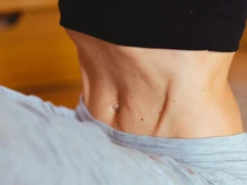 Imagem - Tanquinho sem dor é possível? Especialista ensina abdominais fáceis de fazer em pé